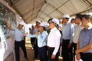 Deputy Prime Minister Ho Duc Phoc inspects the construction progress of the Bien Hoa - Vung Tau expressway. (Photo: SGGP)